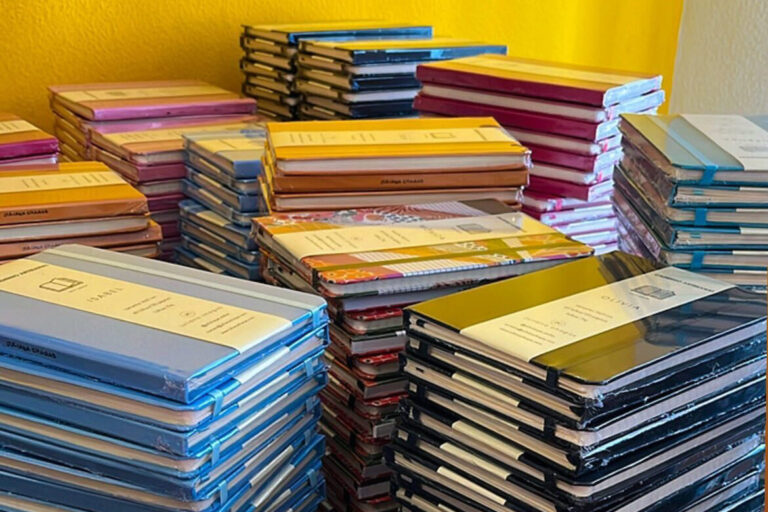 Cadernos artesanais com capa dura, costura manual e estampas autorais da Juliana Chagas.