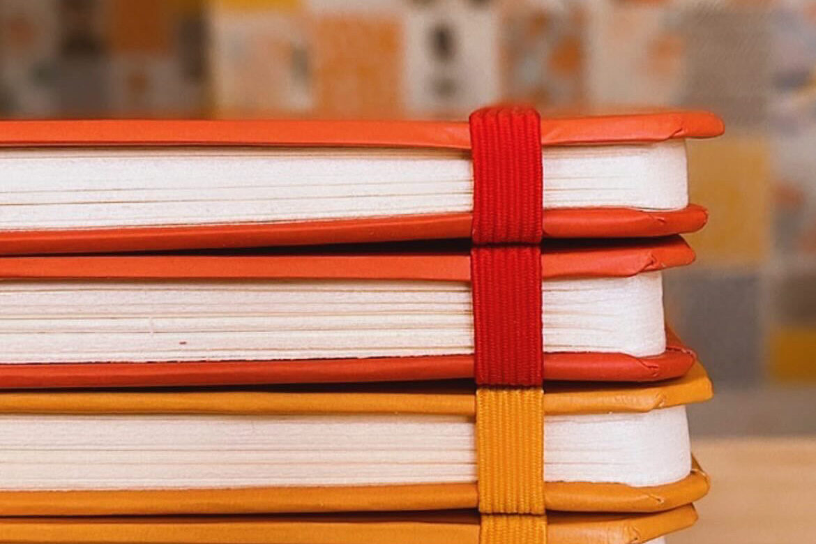 Produção artesanal de cadernos feitos à mão, valorizando o cuidado, a dedicação e a atenção aos detalhes em cada etapa.