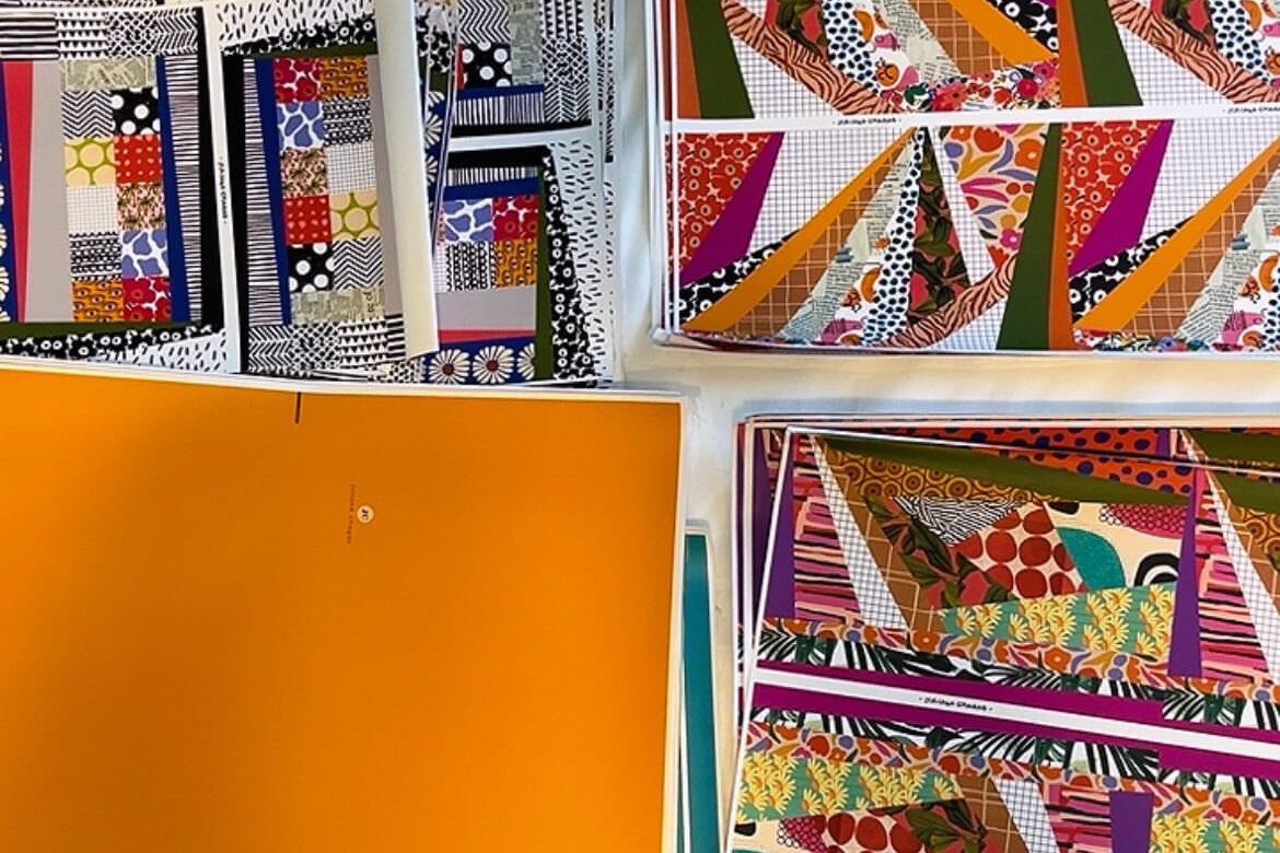 Cadernos artesanais Juliana Chagas com capas duras em diferentes cores e estampas autorais.